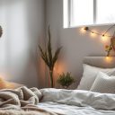 Szara sypialnia: jak ocieplić wnętrze przez dodatki, światło i naturalne materiały