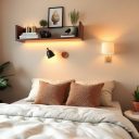 Mała sypialnia bez szafki nocnej: praktyczne i stylowe alternatywy oszczędzające przestrzeń