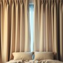 Jak skutecznie zlikwidować boczne prześwity przy zasłonach i poprawić komfort w sypialni