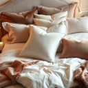 Tekstylia do sypialni: jak wybrać materiały i dodatki podnoszące komfort i styl wnętrza