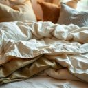 Pościel a temperatura snu: jak wybrać tkaniny i grubość dla komfortu przez cały rok