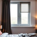 Zasłony zaciemniające czy rolety: jak wybrać osłony do sypialni dla komfortu i stylu wnętrza