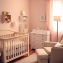 Pokój niemowlaka: lista niezbędnych mebli i akcesoriów na start z praktycznymi wskazówkami bezpieczeństwa i oszczędnościami budżetowymi