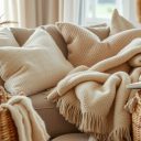 Tekstury ocieplające wnętrze: jak wybrać materiały i dodatki dla przytulnej atmosfery i oszczędności