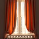 Firany i zasłony przy kaloryferze pod oknem: jak zachować ciepło i estetykę wnętrza