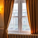 Zasłony a grzejnik: najczęstsze błędy blokujące ciepło i jak je skutecznie uniknąć