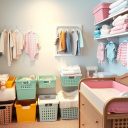 Przechowywanie ubranek niemowlaka: praktyczne sposoby na porządek i łatwy dostęp w pokoju dziecka